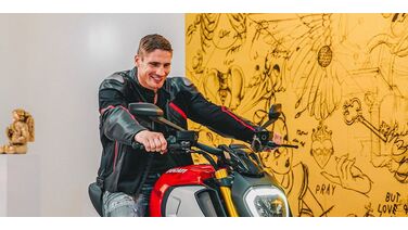 Rico Verhoeven showt met volle trots zijn nieuwe badass motor