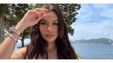 Yasmine (Ex on the Beach) showt haar afgetrainde lichaam op Instagram