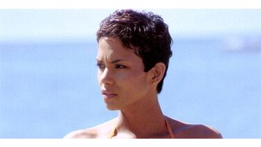 Halle Berry (54 jaar) plaatst foto’s waarop ze haar onwijs strakke lichaam showt