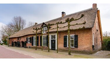 Funda parel: Brabantse woonboerderij met een eigen bruin café staat te koop