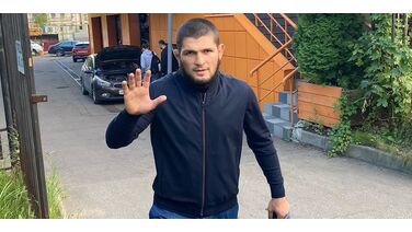 Breaking: Khabib Nurmagomedov wint wereldtitel en stopt per direct met vechten