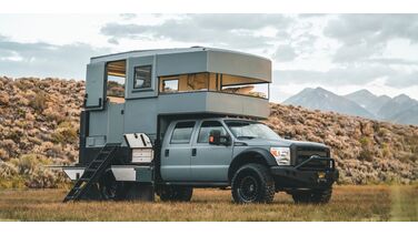 Deze Ford F550 werd omgebouwd tot ultra luxe camper op zonne-energie