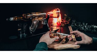 Deze AK-47 karaf is hét brute pronkstuk van iedere whiskey baas