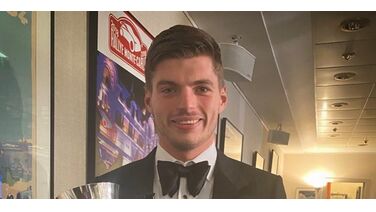 Max Verstappen arriveert in James Bond-stijl op prijsuitreiking