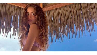 Shakira showt waanzinnig lichaam op vakantiefoto’s