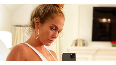 Jennifer Lopez (51 jaar) deelt badpak foto en gaat wéér viral