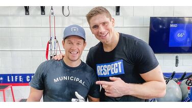 Video: Rico Verhoeven krijgt een nep baard voor een nieuwe filmrol