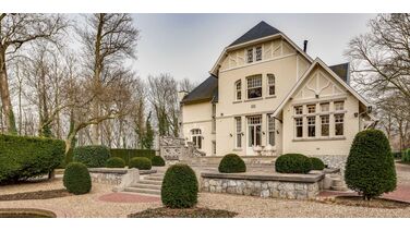 Deze antieke mega villa in Maastricht inclusief parktuin staat nu te koop op Funda