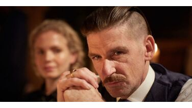 Arthur Shelby deelt kijkje achter de schermen bij Peaky Blinders op Instagram