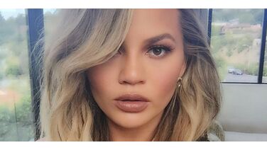 Chrissy Teigen wil spannende foto maken voor Instagram, maar zoontje verpest het