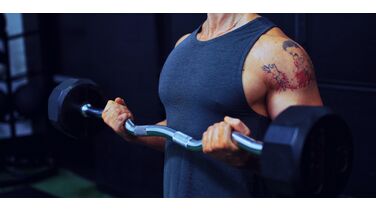 Dumbbell bicep curl: de uitvoering, tips en spiergroepen