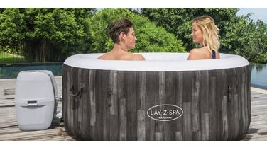 Makro stunt met de goedkoopste opblaasbare jacuzzi ooit