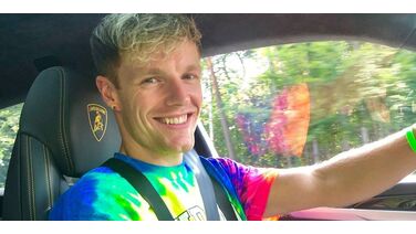 YouTuber Enzo Knol heeft zijn auto laten wrappen in wel héél opvallende kleuren