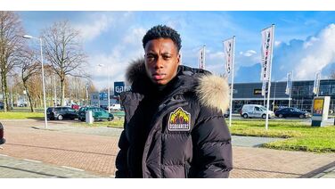 Quincy Promes rijdt in een van de tofste auto’s van het Nederlands elftal