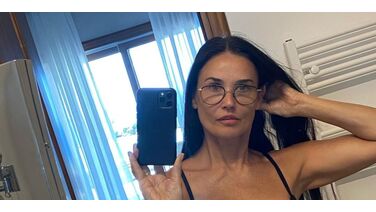 Demi Moore (58) verbaast heel Instagram met onwijs fitte bikini foto