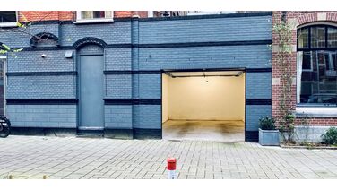 Deze Amsterdamse garage staat voor een bizar bedrag te koop op Funda