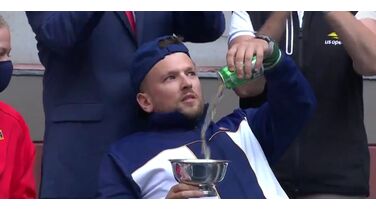 Eindbaas Dylan Alcott wint US Open Quad Singles 2021 en nekt biertje uit zijn trofee