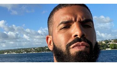 Drake showt zijn nieuwe horloge t.w.v. 1.9 miljoen euro