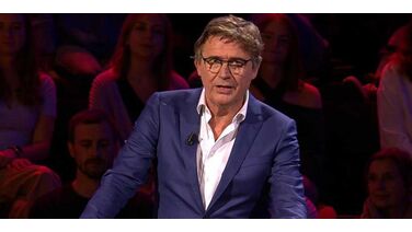 ‘De Slimste Mens Ter Wereld’-presentator Erik Van Looy slaat 17 jaar jonger model aan de haak