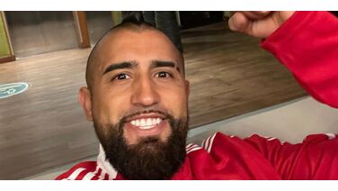 Voetballer Arturo Vidal verschijnt in geniaal, klein autootje op de training