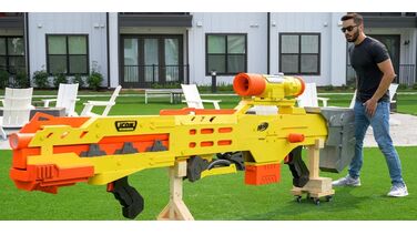 Man breekt wereldrecord met ’s werelds grootste Nerf Gun