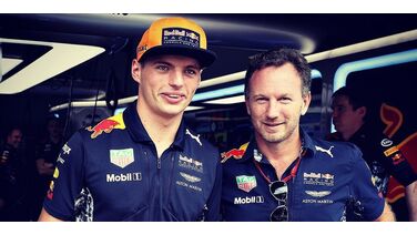 Christian Horner (Red Bull Racing) grapt en biedt Nicholas Latifi een cadeau aan