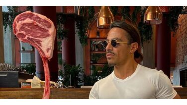 Manager Salt Bae doet schokkende onthulling over zijn Golden Tomahawk Steak