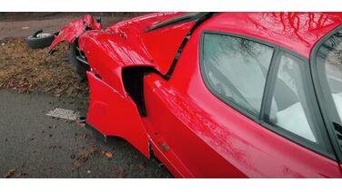 Ferrari Enzo (t.w.v. € 3 miljoen) crasht hard tegen een boom in Baarn