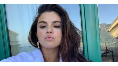 Selena Gomez deelt foto met zéér diepe decolleté op Instagram