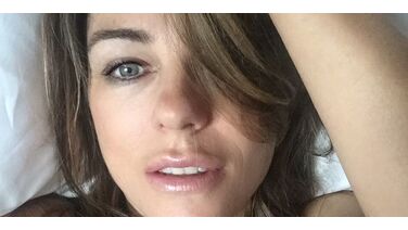 Elizabeth Hurley (56) is net zo fit als vroeger en bewijst dat met gewaagde Instagram-foto’s