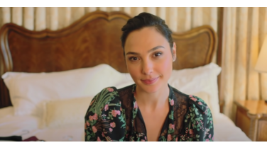 Gal Gadot deelt shirtloze foto waarop ze verleidelijk op bed ligt