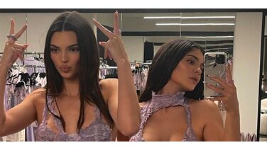 Kendall en Kylie Jenner showen heel schaars geklede outfit van eigen kledinglijn