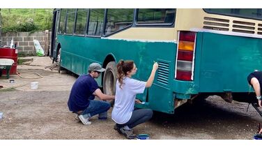 Luke (37) tovert een oude bus om tot prachtige woning met een klein budget