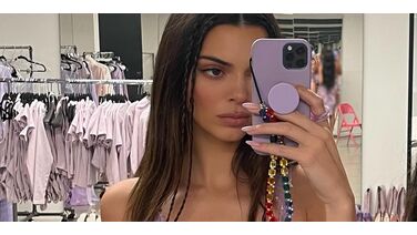 Kendall Jenner geniet volledig zonder kleding van het zonnetje