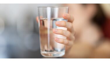 Waar of niet waar: je kan afvallen door een glas water te drinken voor het slapen