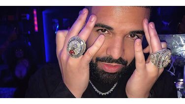 Drake is gespot met een in diamanten gehulde Rolex twv $1.100.000