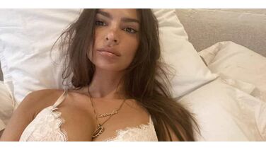 Emily Ratajkowski gaat topless en deelt foto met sensuele tanlines op Instagram