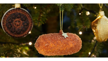 Nederlands bedrijf verkoopt kerstballen in de vorm van frikandellen, kroketten, kaassoufflés en meer