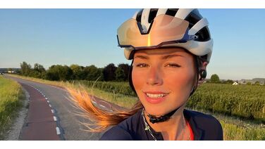 Puck Moonen plaatst foto in spannend badpak en de likes stromen binnen