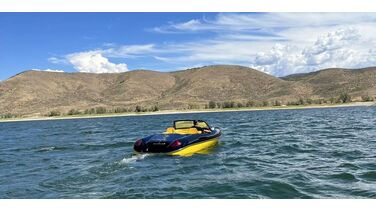 Video: vrienden bouwen zelf een Porsche-speedboot en scheuren over het water