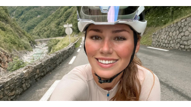 Puck Moonen pronkt met haar nieuwe motor op Instagram