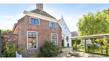 Zeer bijzonder koopje: woning met aparte B&B (omgebouwde kerk) te koop op Funda