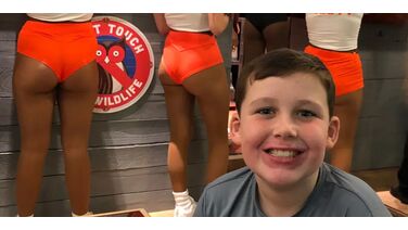 Vader neemt jonge zoon mee naar Hooters door goed rapport