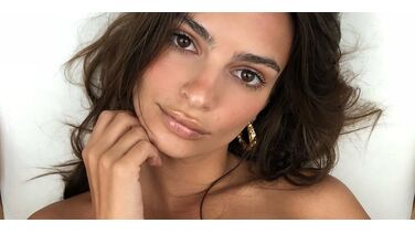 Emily Ratajkowski past nieuwe bikini en dat levert zeer fijne beelden op