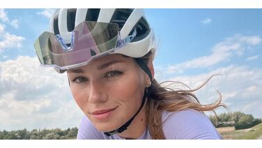 Puck Moonen showt goed getrainde achterste aan heel Instagram