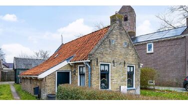 Dit vrijstaande mini-huisje staat voor €115.000 te koop (Funda)