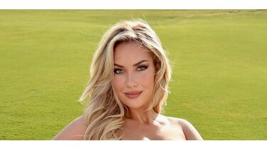 Paige Spiranac duikt zonder kleding in een bad vol golfballen