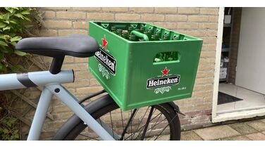 Nederlands bedrijf verkoopt geniale bierkrat-houders voor achterop je VanMoof-fiets