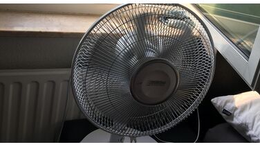 Met déze ventilator-truc is je kamer zomers lekker koel (2 seconden werk)