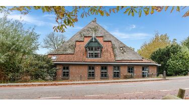 Deze héél bijzondere woonboerderij in Andijk (met 10 verhuurkamers) staat nu te koop op Funda